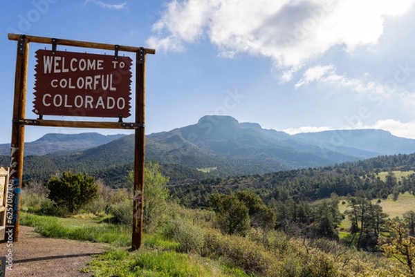 Fototapeta Sunny view of the Welcome to Colorful Colorado sign