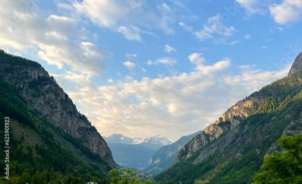 Obraz Mont Blanc (French Mont Blanc and Italian. Monte Bianco — "white mountain") is a mountain that rises above Lake Leman in the Alps. It is located on the border of Italy and France