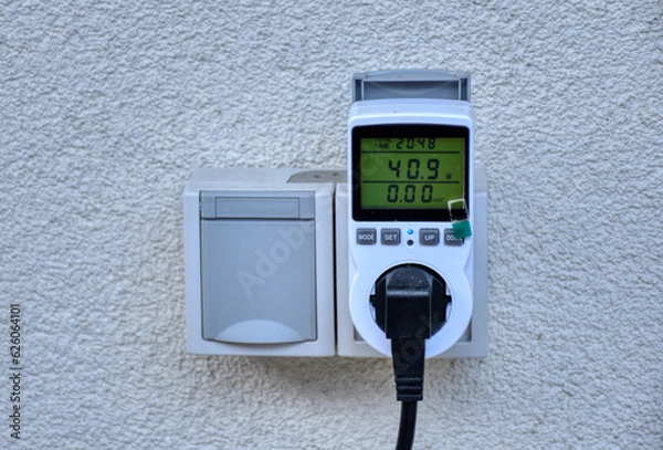 Fototapeta Energiekostenmessgerät, Stromzähler, Leistungsmesser, Elektrizitäts Analysator, Analysator, Leistungsmessgerät, Strommessgerät, überwachen, kontrollieren, überwachen, Display, LCD, Anzeige, kWh, Watt,