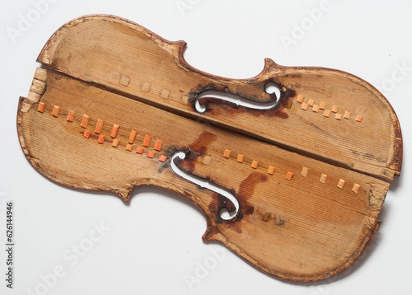 Fototapeta Broken antique violin for restoration with damage
