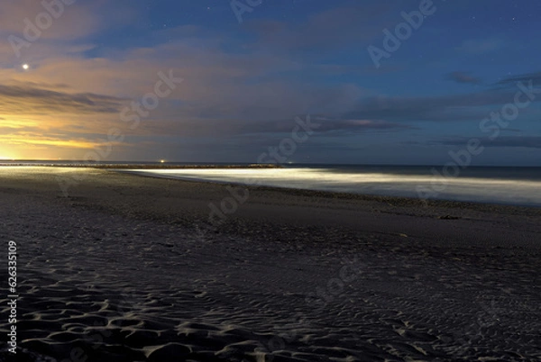 Obraz Twilight on Camargue beach. Long exposure captures serene Mediterranean shore near Arles, France. Renowned for wild horses, Camargue Regional Natural Park offers captivating vistas.