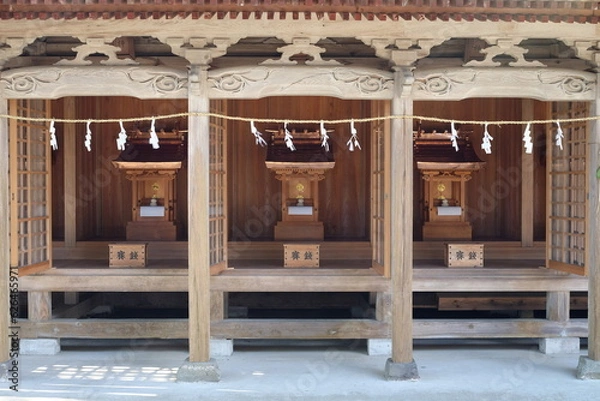 Obraz 千葉県の高滝神社のお賽銭箱が並ぶ風景