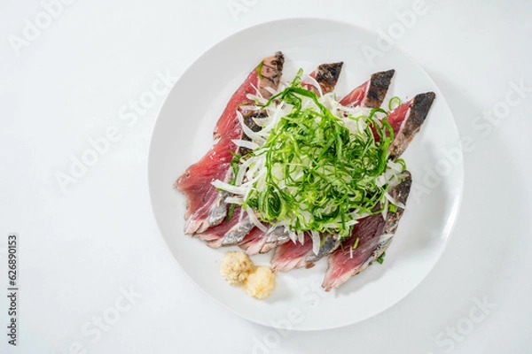 Fototapeta 丸皿に乗ったカツオのたたき白背景