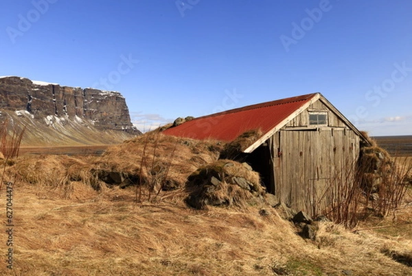 Fototapeta View of an abandoned house in the village of Kalfafell located in the south of Iceland