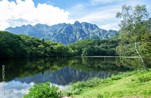 Obraz 鏡池　長野市戸隠｜聳え立つ戸隠連峰が映り込む湖面の神秘さに言葉を失います
