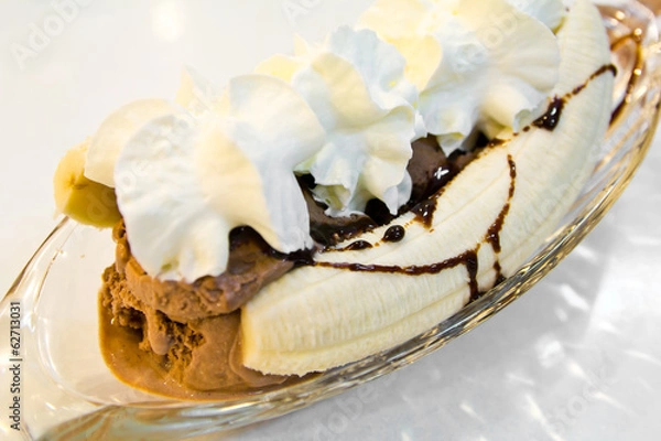 Obraz banana split ice cream on the table