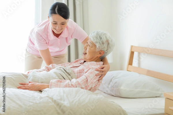 Obraz シニア女性と介護士