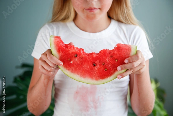 Obraz The child stained his clothes with watermelon.
