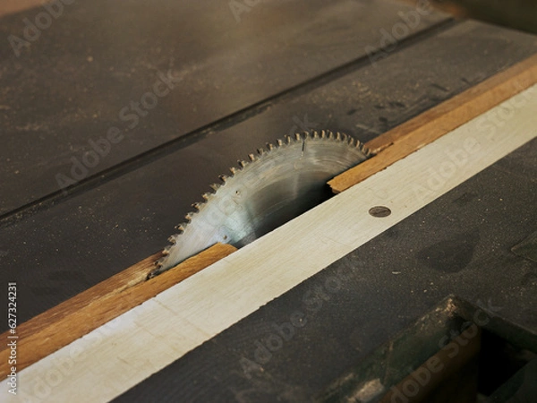 Obraz 古い工場　木工所　丸のこ　鋸　回転刃物　キックバック　ケガ　注意喚起　安全性