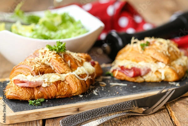 Fototapeta duo de croissants au jambon béchamel et gruyère, photo réelle