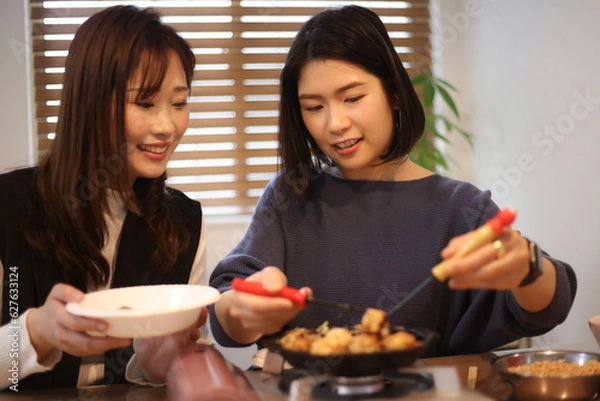 Fototapeta たこ焼きを作る女性