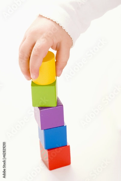 Obraz Kind baut mit Bauklötzen