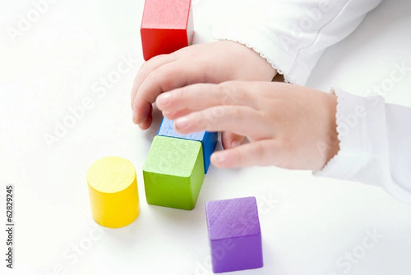 Obraz Kind baut mit Bauklötzen