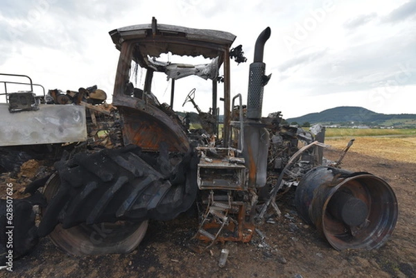 Obraz Abgebrannter Traktor