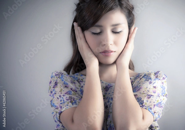 Fototapeta 耳に手を当てる女性