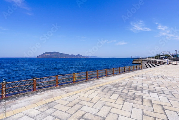 Fototapeta サンポート高松から瀬戸内海に浮かぶ女木島（高松市香川県）