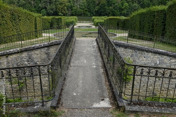 Obraz Vue du pavillon d'été du château de Freÿr sur les jardins à la Française