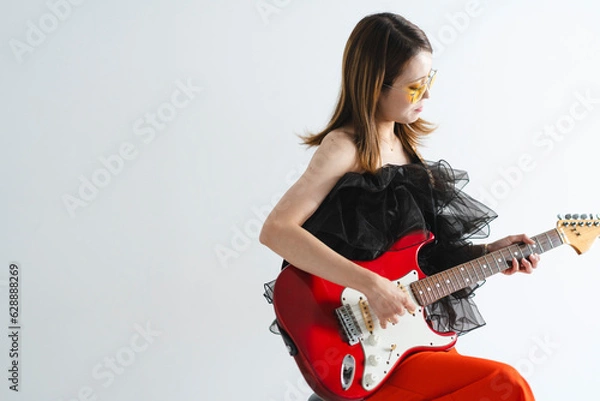 Fototapeta ギターを弾く女性