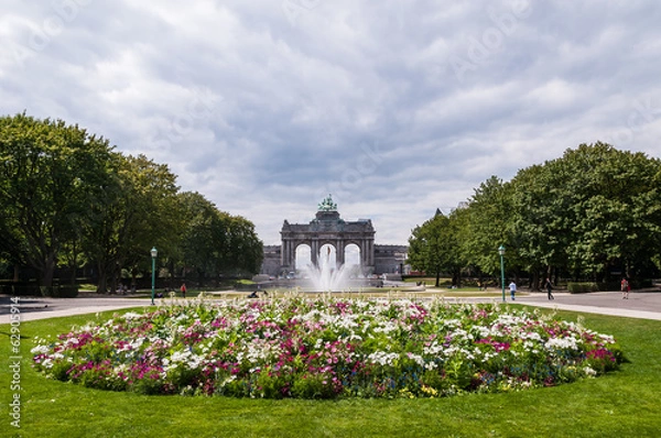 Fototapeta The Triumphal Arch in Cinquantenaire Parc in Brussels, Belgium w