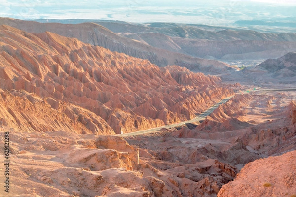 Fototapeta Droga między czerwonymi skałami w pobliżu San Pedro de Atacama podczas zachodu słońca