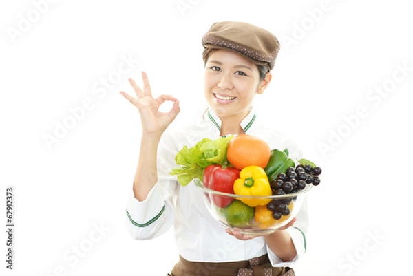 Fototapeta 野菜を持つウェイトレス