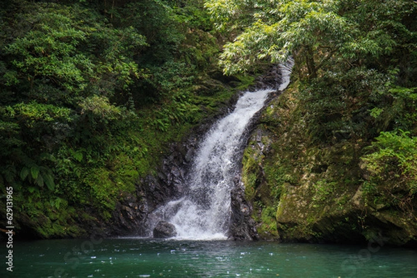 Obraz 太陽の光を受けながら流れ落ちるマテリヤの滝