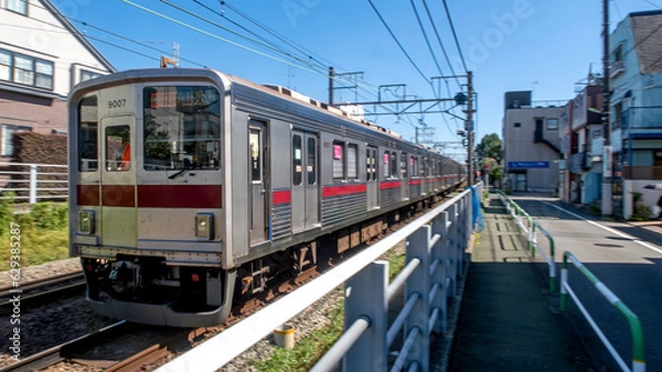 Fototapeta 都会を走る電車