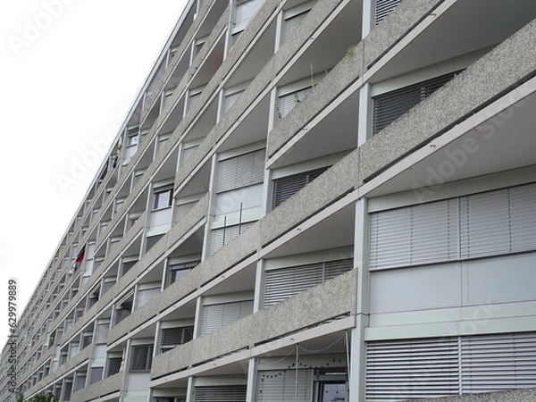 Obraz edificio con pisos y terrazas, y cielo nublado
