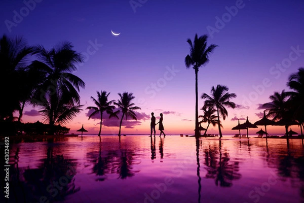 Obraz Sylwetki Młoda para w malowniczym zachodzie słońca