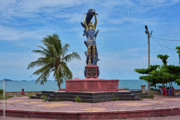 Fototapeta Statue of a lady and a fish in Kep, Cambodia