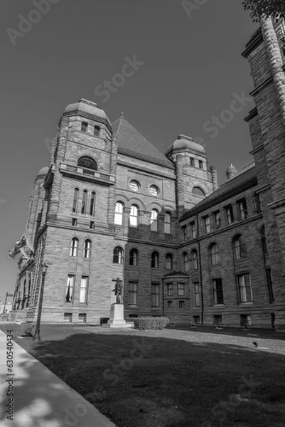 Fototapeta The Ontario Legislative Assembly Building, located in Toronto, Canada, was constructed in three phases. The east and west wings were built between 1886 and 1892, and the north wing was in 1927.