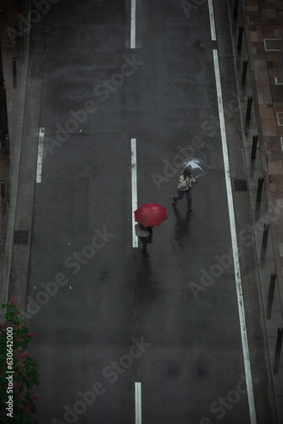 Fototapeta 雨の日に傘をさす人