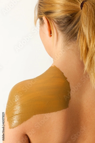 Obraz Die junge nackte Frau wird mit Heilerde behandelt