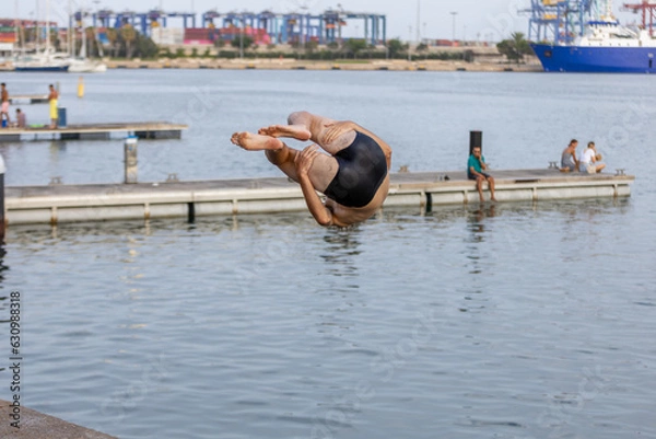 Obraz Acróbata haciendo exhibición de saltos en el puerto de Valencia 