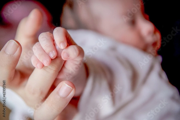 Obraz 手を握る赤ちゃん