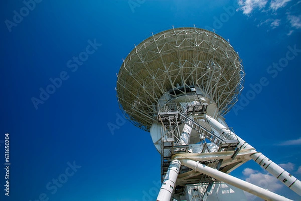 Obraz 空に向けられた電波望遠鏡のアンテナ
