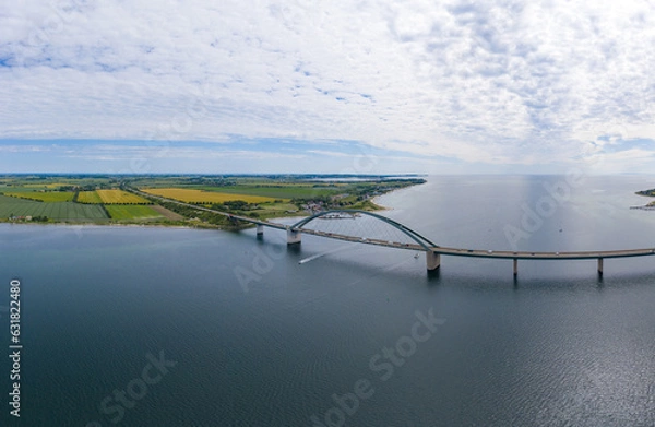 Obraz Die Fehmarnsundbrücke verbindet die schöne Insel Fehmarn mit dem Festland mit einem schönen Wolkenhimmel	