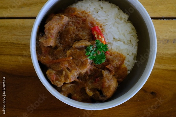 Obraz Simmered pork with tomato in white bowl