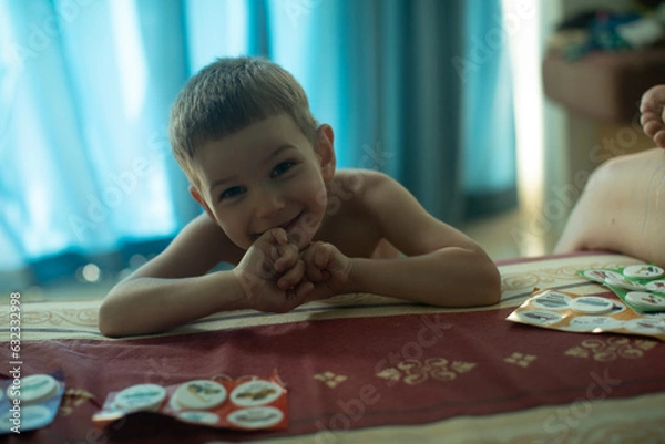Obraz boy playing with toy