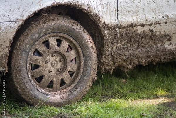 Obraz Ubrudzone błotem koło samochodu