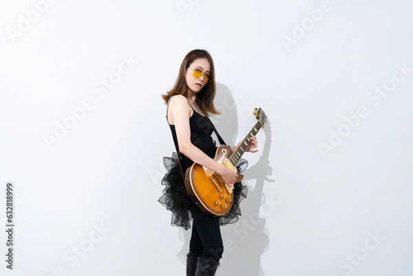 Fototapeta ギターを弾く女性
