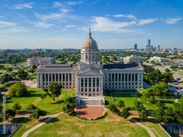 Fototapeta Aerial view of the Oklahoma State Capitol and dowtown cityscape