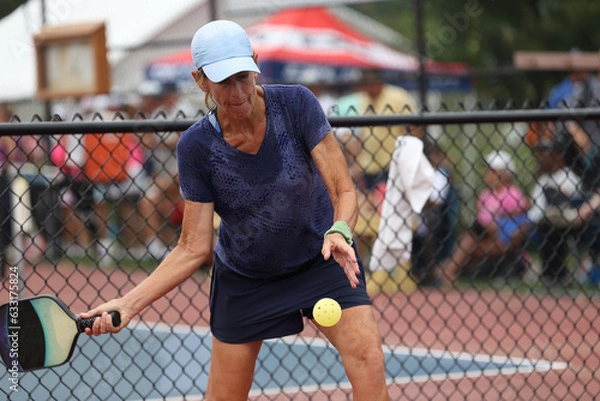 Obraz senior pickleball serve