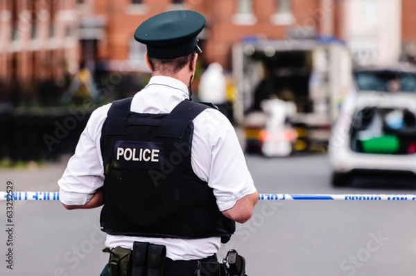 Obraz PSNI officers close a street in Belfast, allowing ATO from the "bomb squad" to deal with a suspected bomb.
