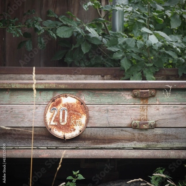 Obraz Detail eines Traktor Anhängers mit einem verrosteten 20iger Schild