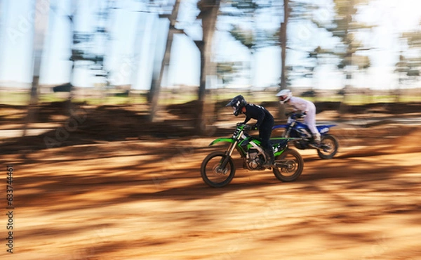 Obraz Rasa, motocykl i sport, mężczyźni z szybkością ćwiczeń i treningu w szybkiej przygodach. Profesjonalny jazda na rowerze, rozmycie ruchu i off Motorcycle, wydajność i wyzwanie w Woods.