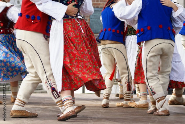 Obraz Poziomy kolorowy obraz tancerek polskich w tradycyjnym stylu