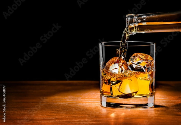 Obraz Nalewanie napoju whisky do szklanki