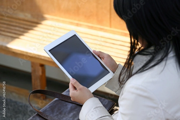 Obraz タブレットを見る女性