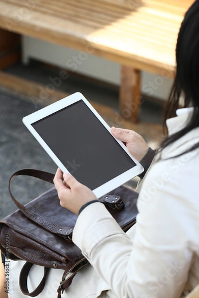 Obraz 駅のベンチでタブレット